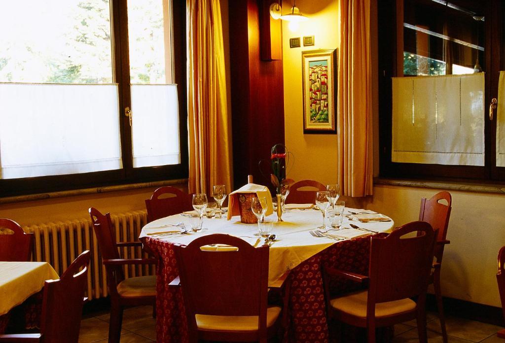 Hotel Ristorante Montenerone Apecchio Exterior photo